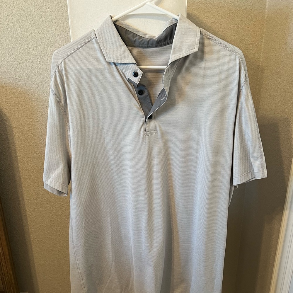 Men’s Lululemon Collared short sleeve shirt with top buttons